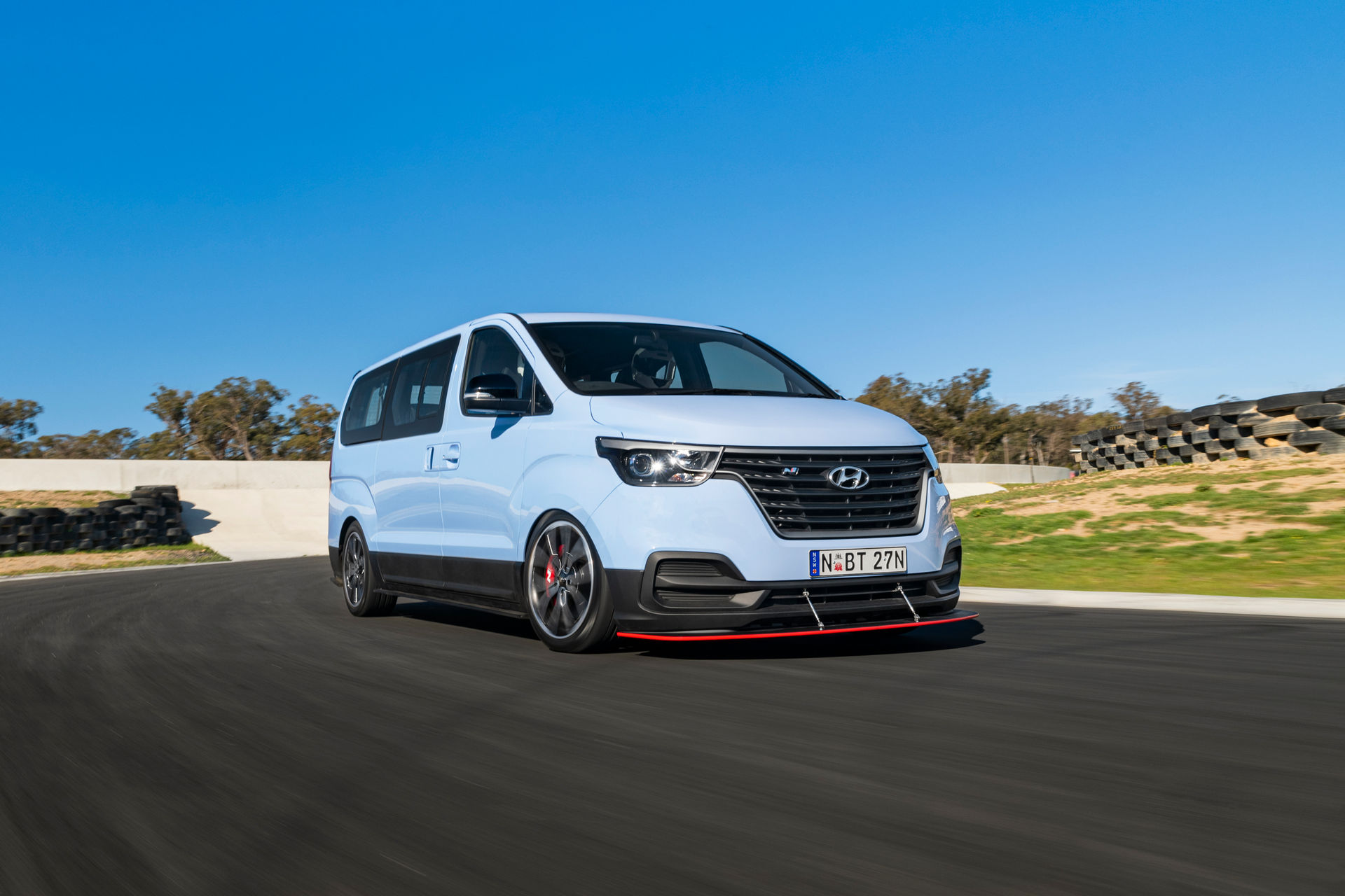 Hyundai Made An Awesome iMax N ‘Drift Bus’ With A 400 HP Twin-Turbo V6 And RWD