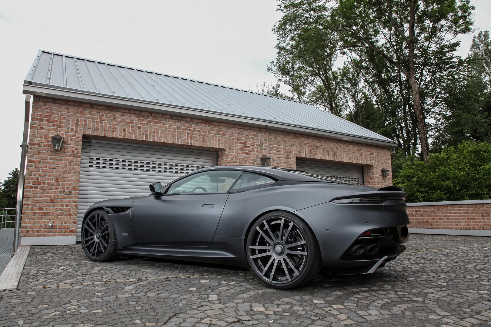 Aston Martin DBS Superleggera With 818 HP Closes Into Hypercar Realm