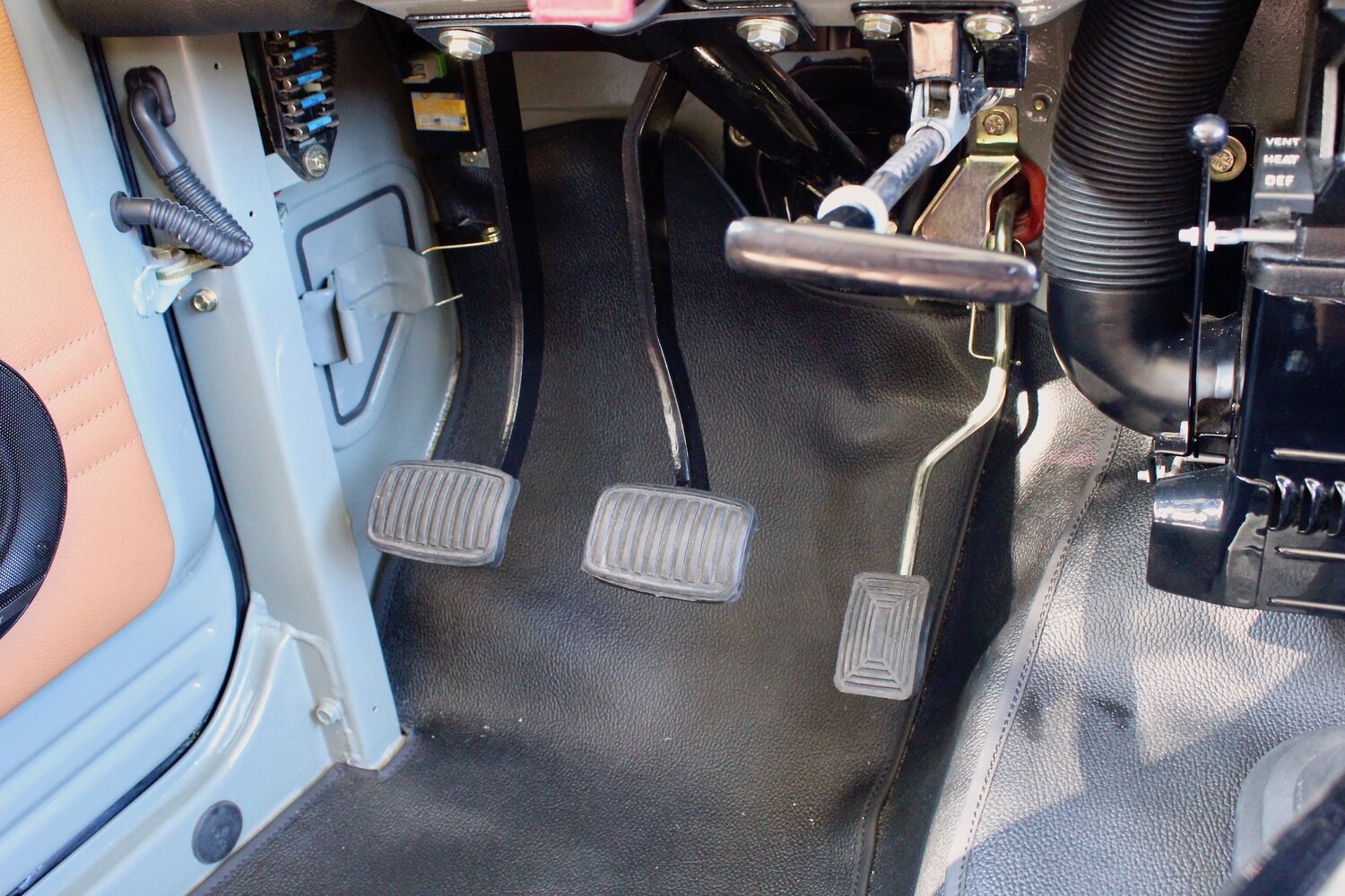 Legacy Overland’s 1977 Toyota Land Cruiser FJ40 Has Original Looks And Modern Equipment