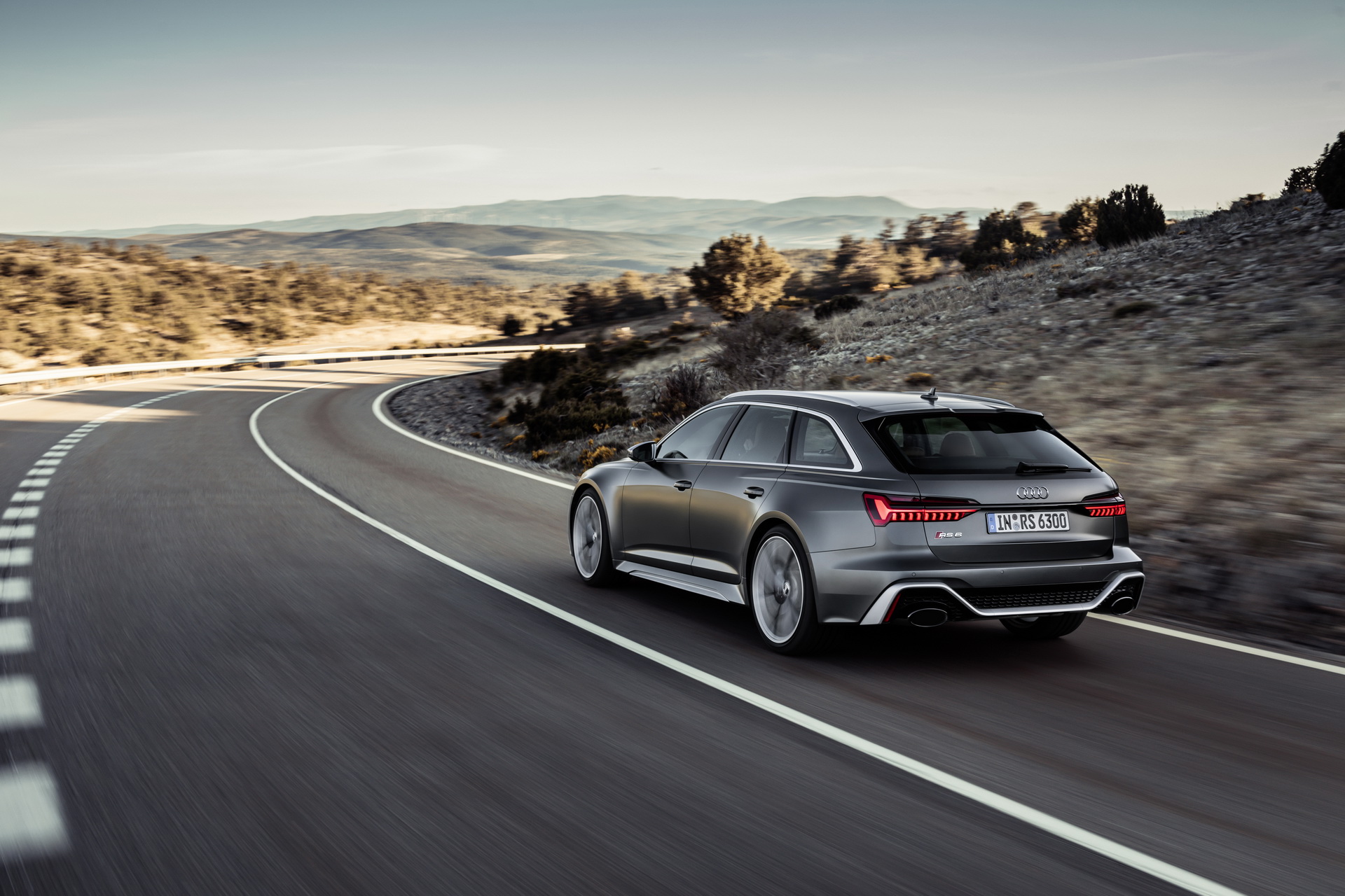 2020 Audi RS6 Avant Looks Simply Spectacular Under The California Sun