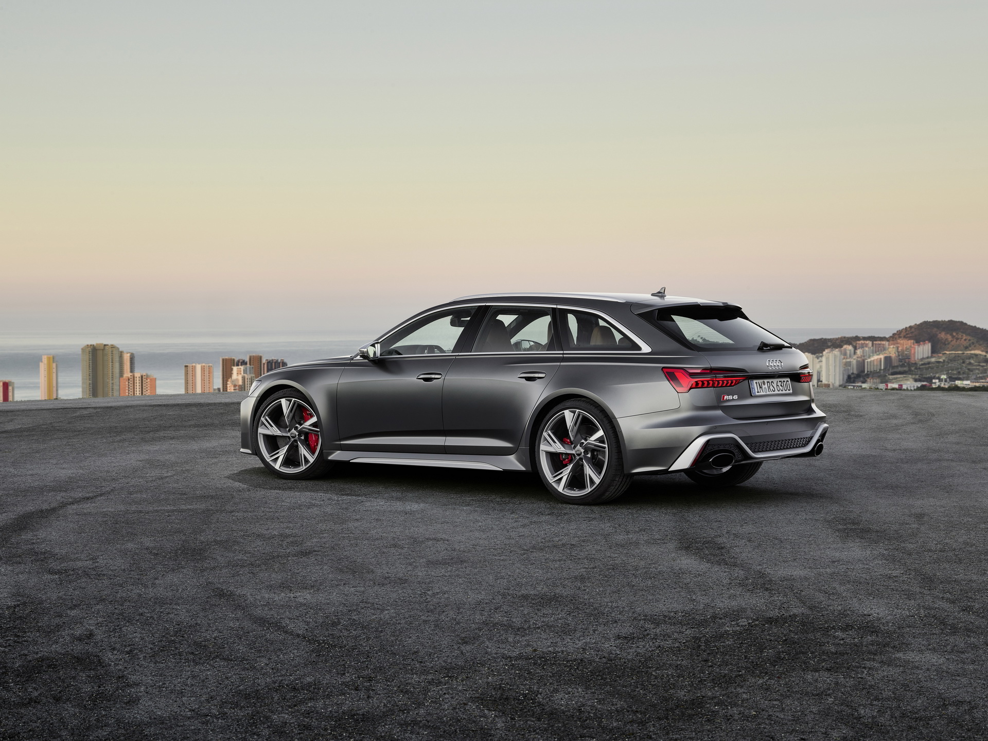 2020 Audi RS6 Avant Looks Simply Spectacular Under The California Sun