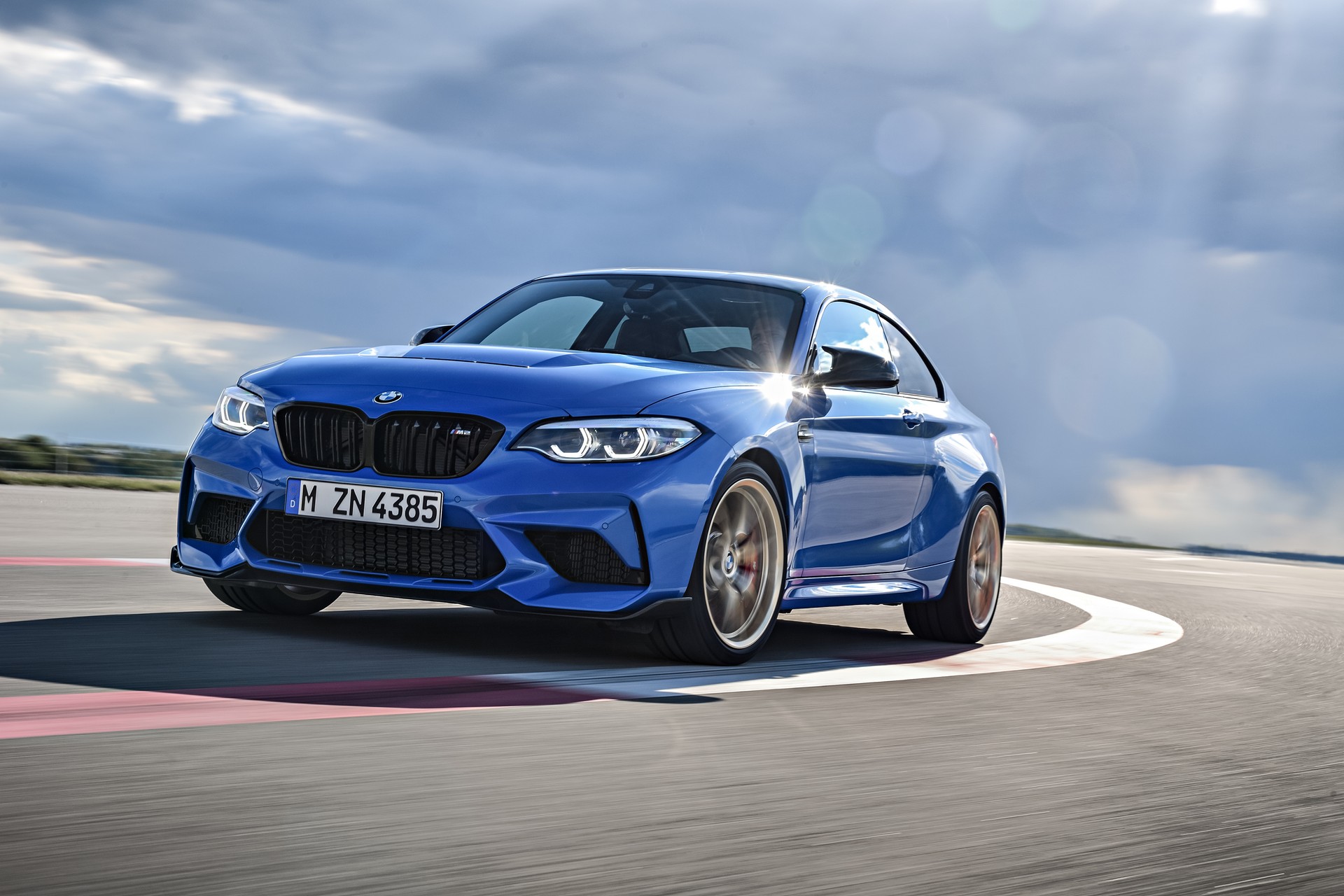 Bmw M2 Cs Goes Official With 444 Hp A Six Speed Manual And Carbon Fiber Galore Carscoops