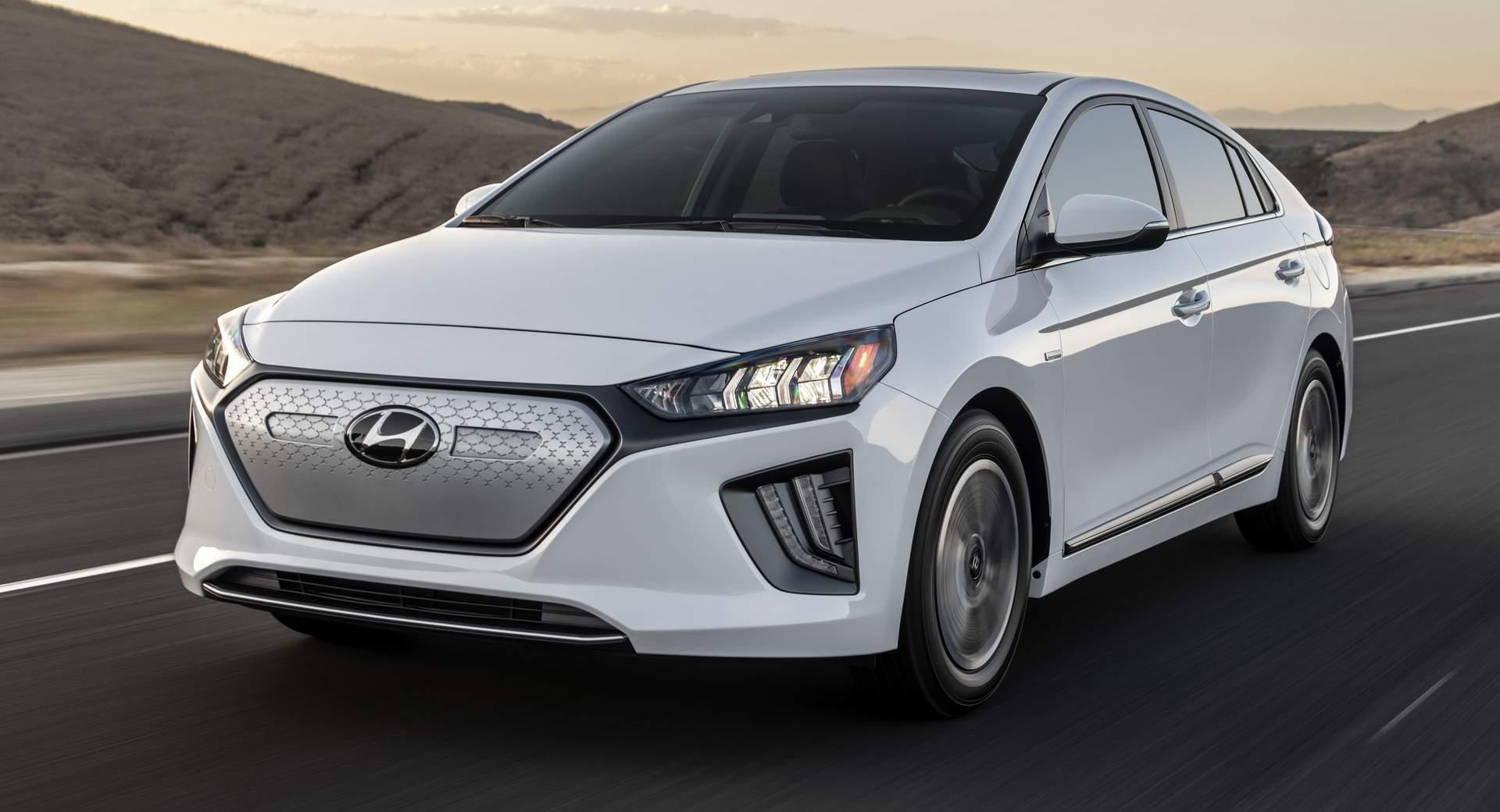 2020-hyundai-ioniq-facelift-arrives-in-the-us-with-better-tech-and-more