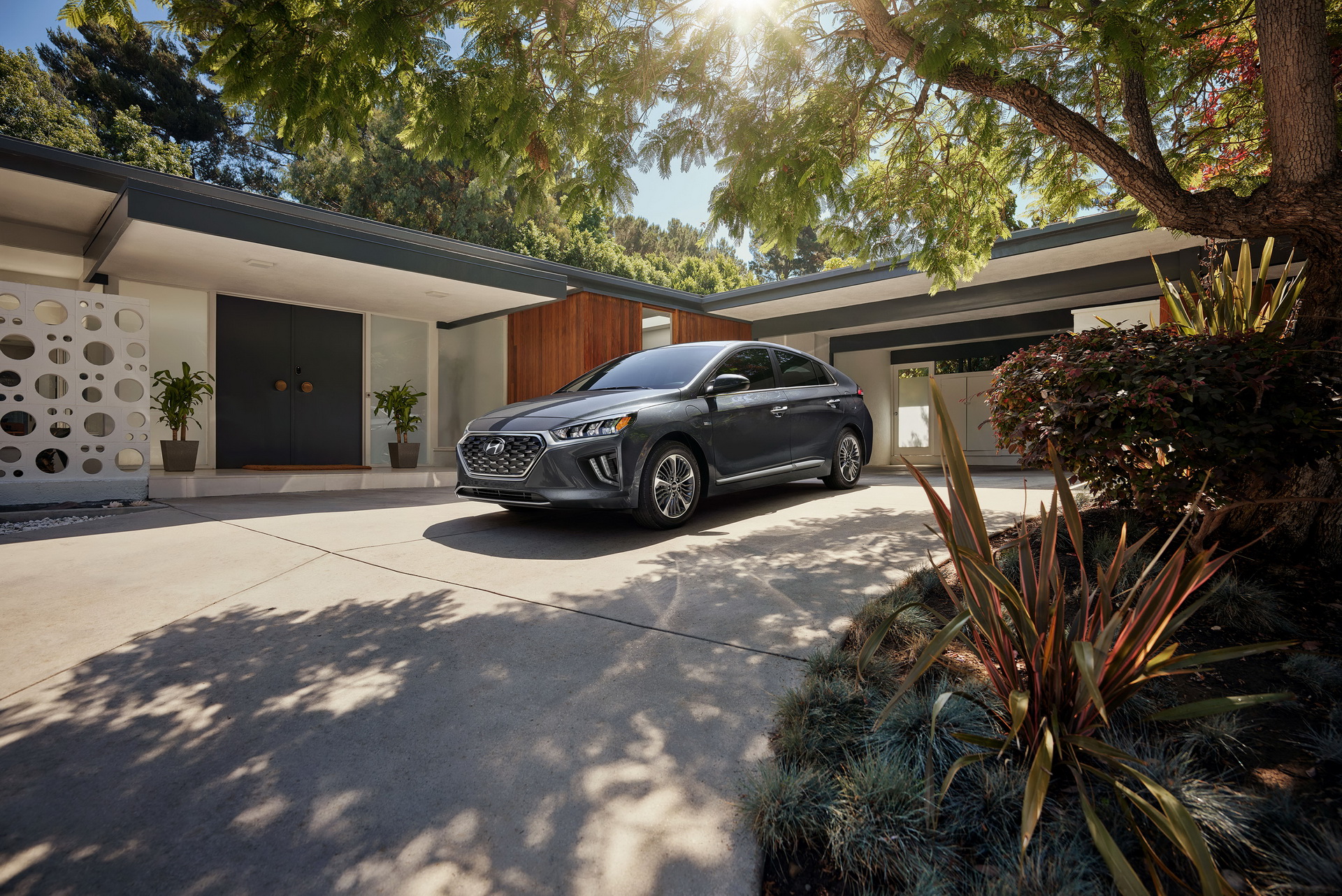 2020 Hyundai Ioniq Facelift Arrives In The US With Better Tech And More More Electric Range