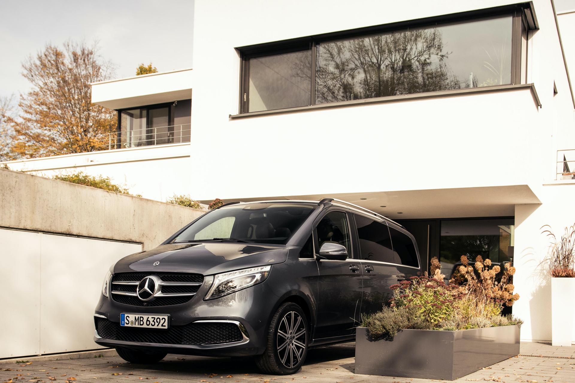 Mercedes-Benz Upgrades V-Class With MBUX Infotainment System