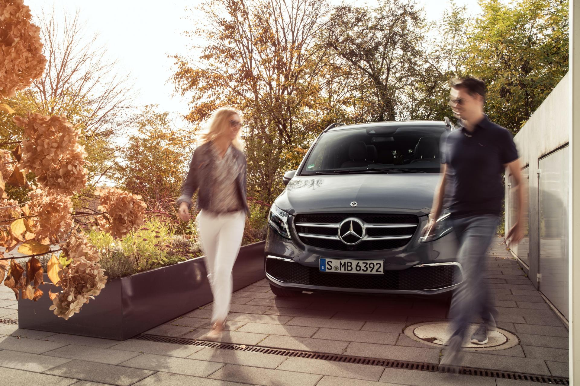 Mercedes-Benz Upgrades V-Class With MBUX Infotainment System