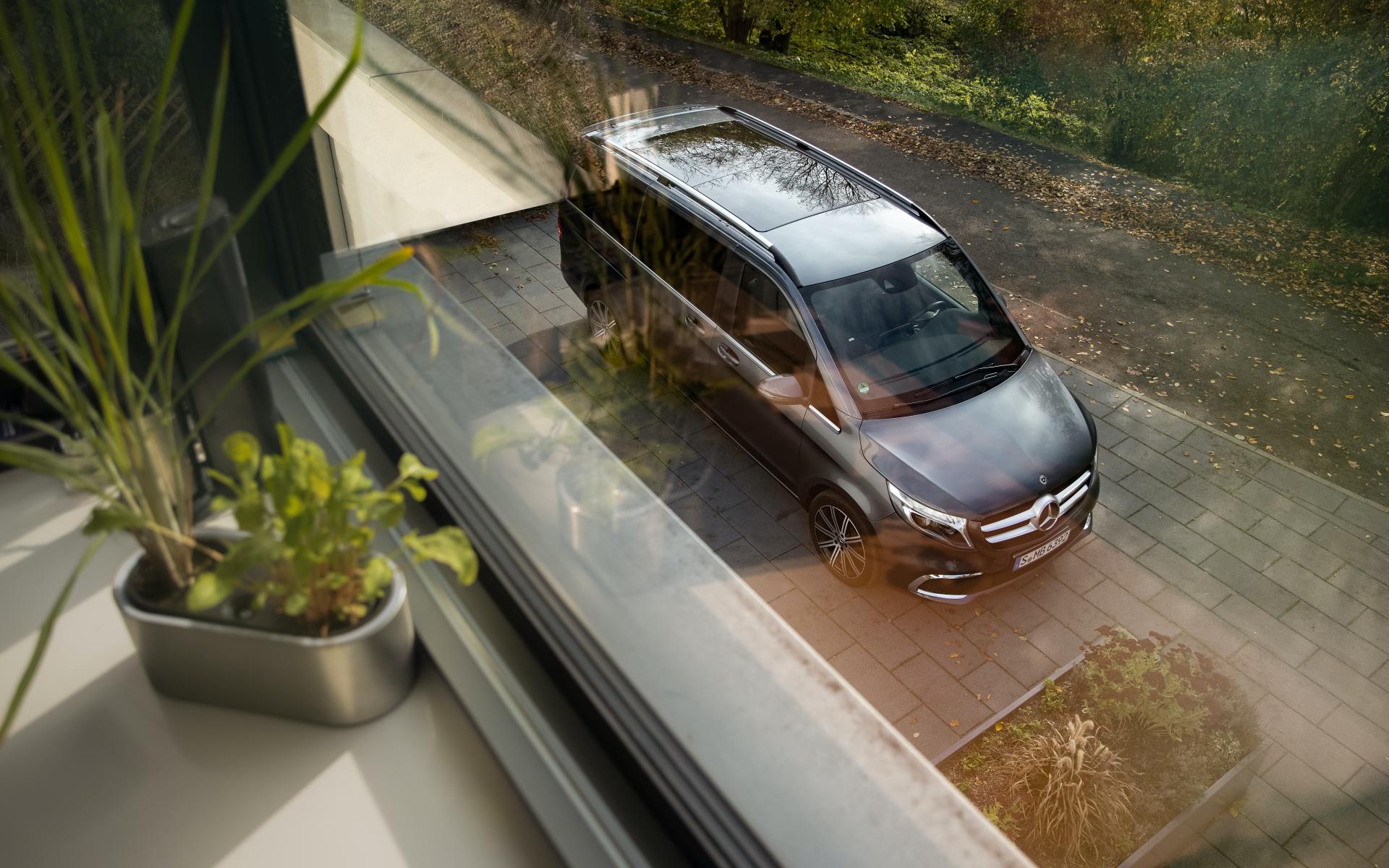 Mercedes-Benz Upgrades V-Class With MBUX Infotainment System