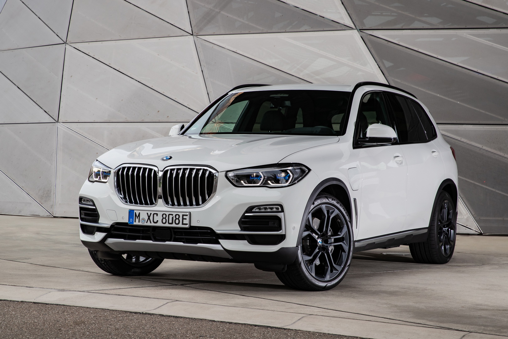 Are 102 Images Enough To Make You Want The BMW X5 xDrive45e?
