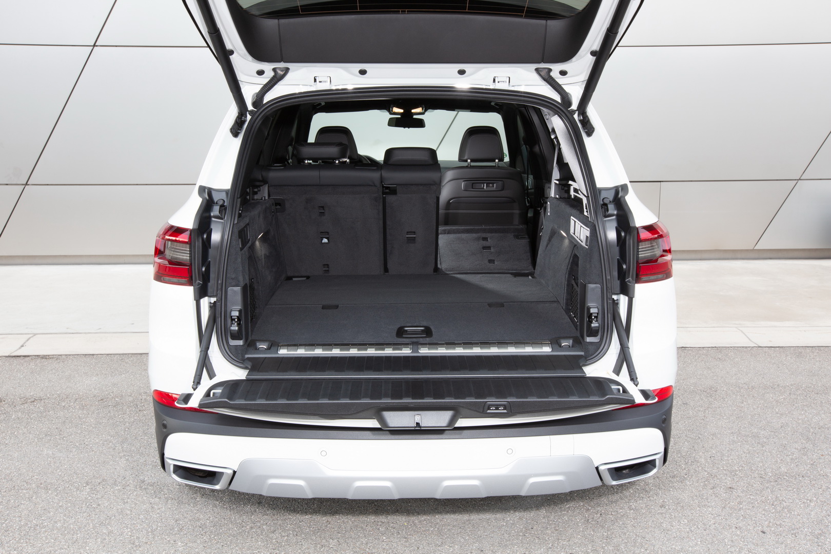 Are 102 Images Enough To Make You Want The BMW X5 xDrive45e?