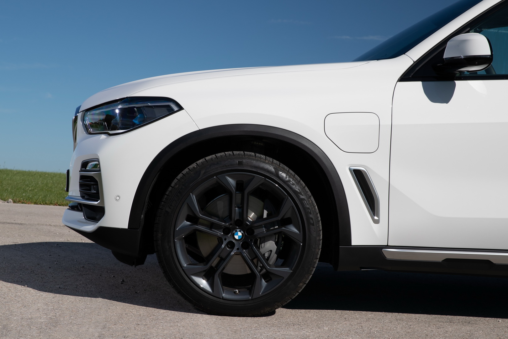 Are 102 Images Enough To Make You Want The BMW X5 xDrive45e?