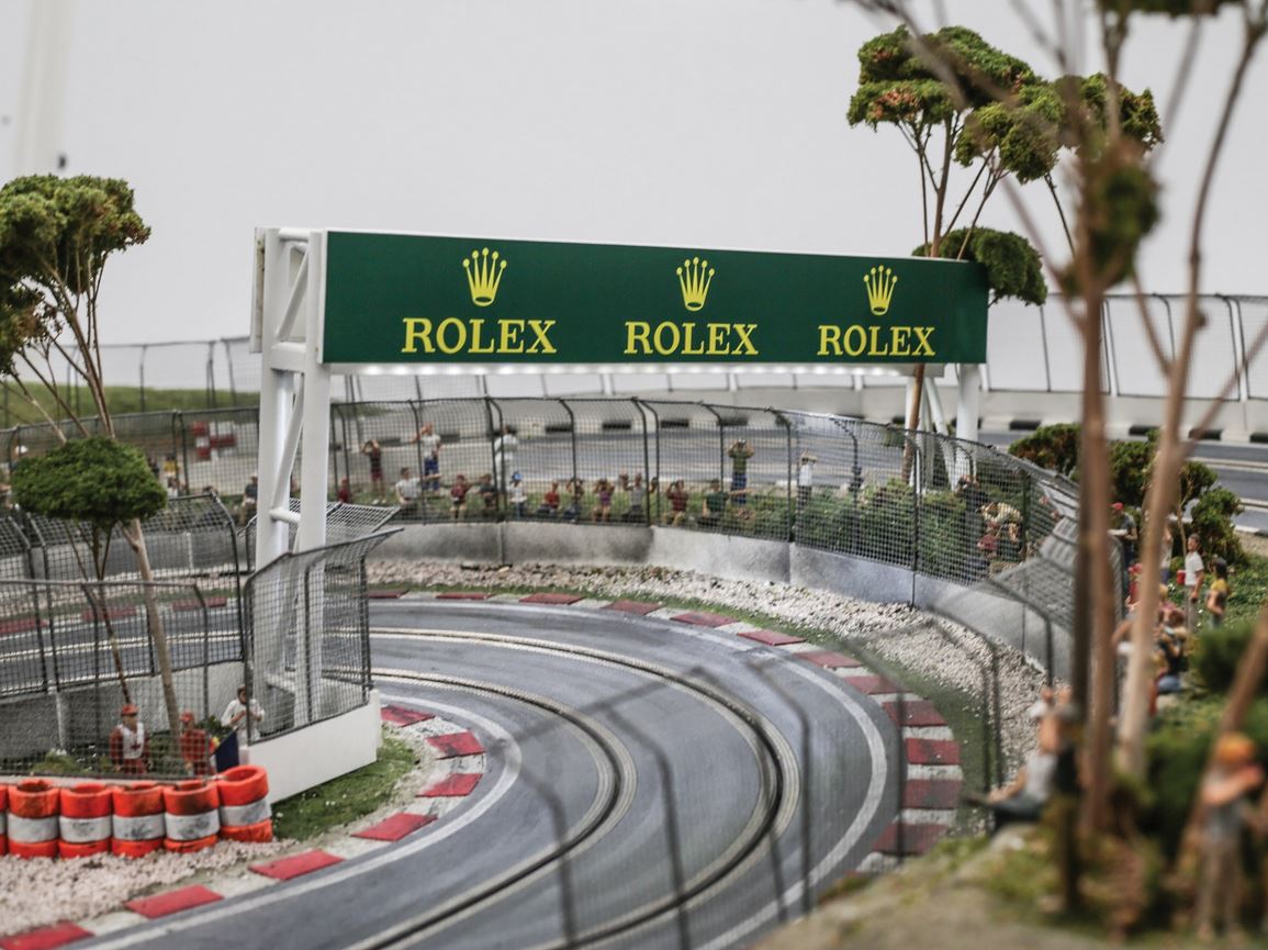 Admit It, This Massive 1:32 Scale F1 Slot Car Race Track Is What You Want For Christmas