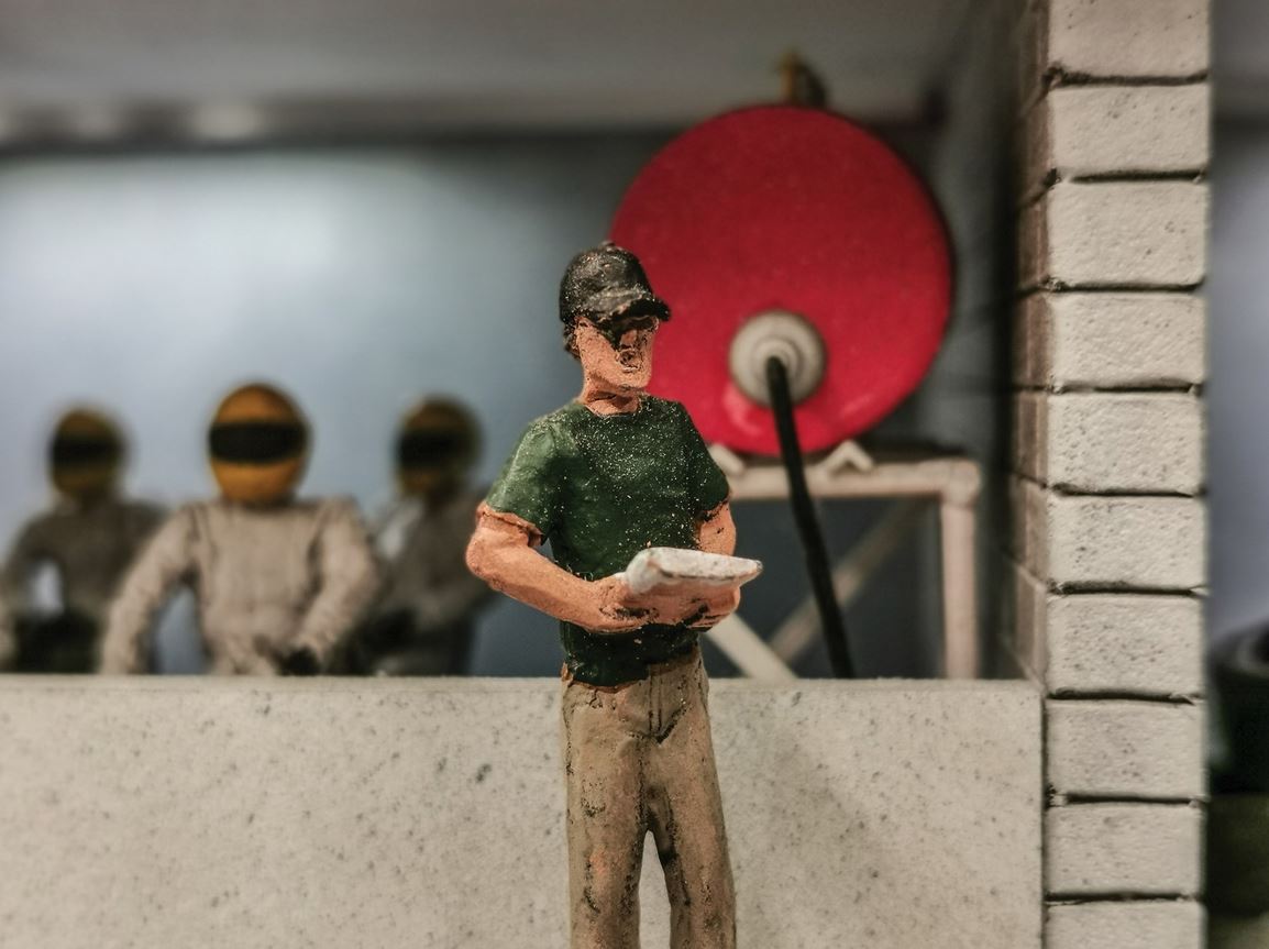 Admit It, This Massive 1:32 Scale F1 Slot Car Race Track Is What You Want For Christmas