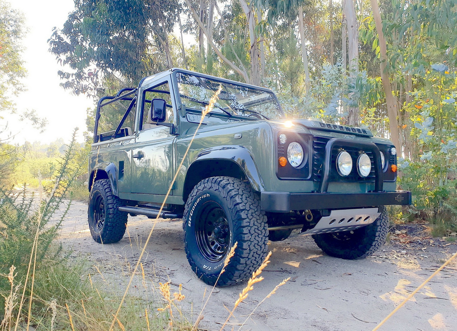 Land Rover Defender “Surf Edition” Will Make You Wish It Was Summer In The Northern Hemisphere