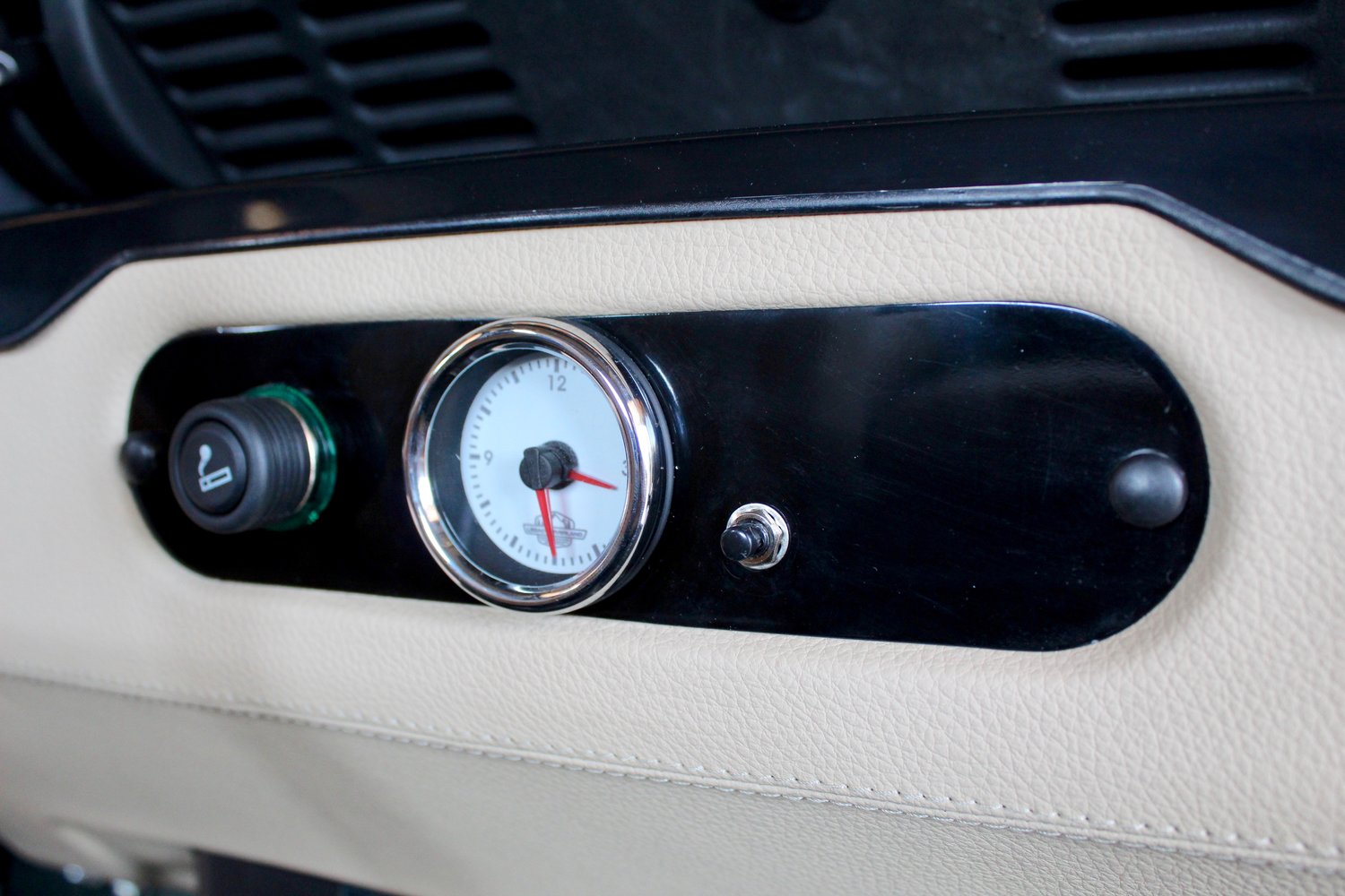 Land Rover Defender “Surf Edition” Will Make You Wish It Was Summer In The Northern Hemisphere