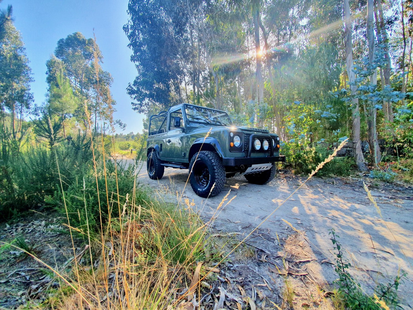 Land Rover Defender “Surf Edition” Will Make You Wish It Was Summer In The Northern Hemisphere