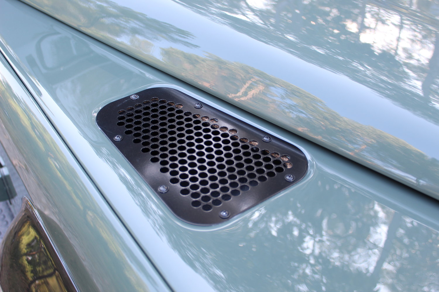 Land Rover Defender “Surf Edition” Will Make You Wish It Was Summer In The Northern Hemisphere