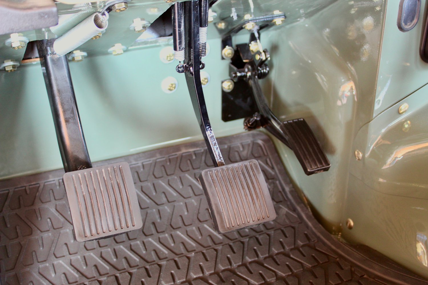 Land Rover Defender “Surf Edition” Will Make You Wish It Was Summer In The Northern Hemisphere