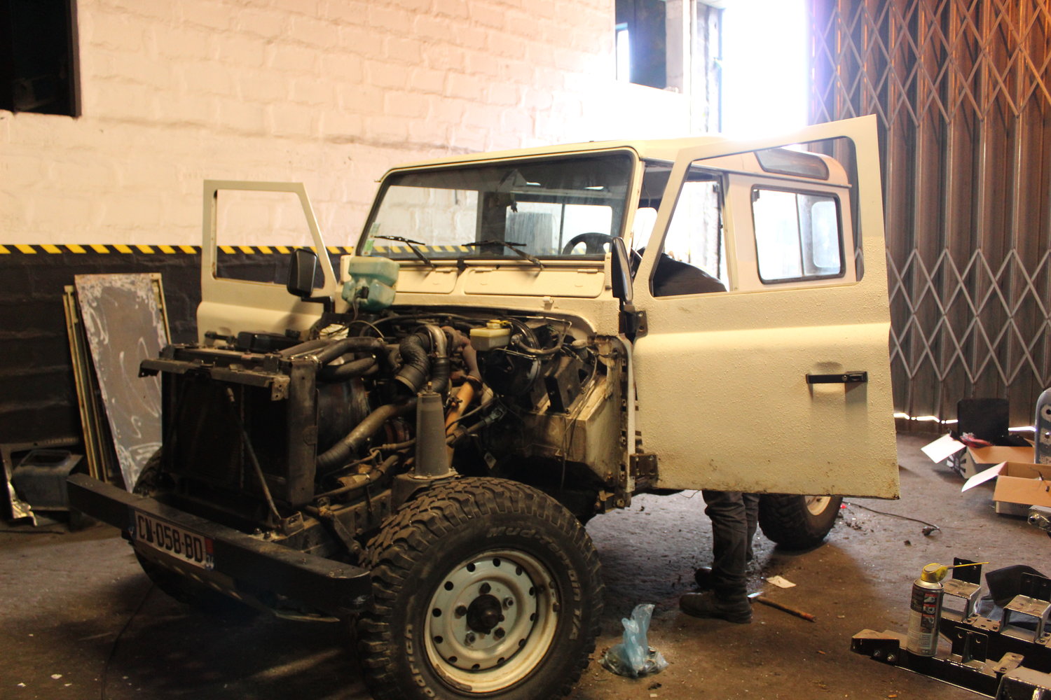 Land Rover Defender “Surf Edition” Will Make You Wish It Was Summer In The Northern Hemisphere