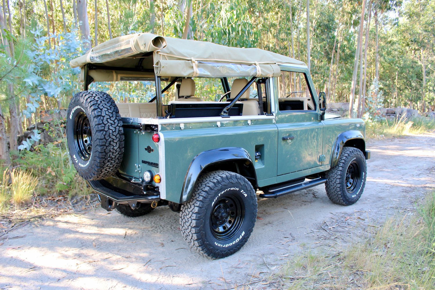 Land Rover Defender “Surf Edition” Will Make You Wish It Was Summer In The Northern Hemisphere