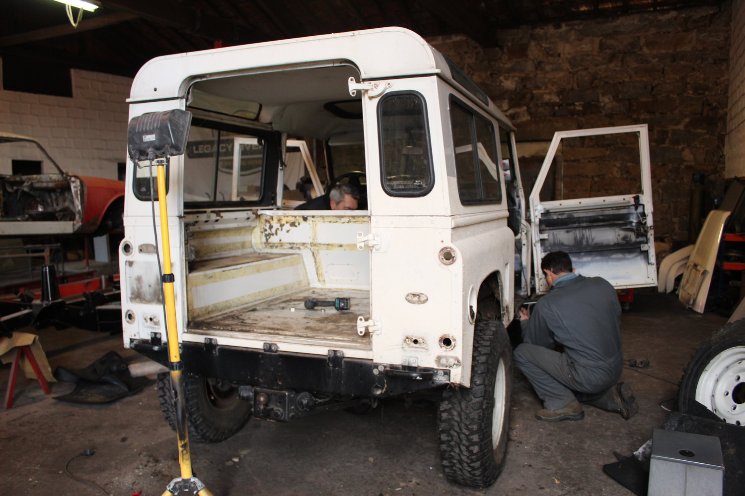 Land Rover Defender “Surf Edition” Will Make You Wish It Was Summer In The Northern Hemisphere