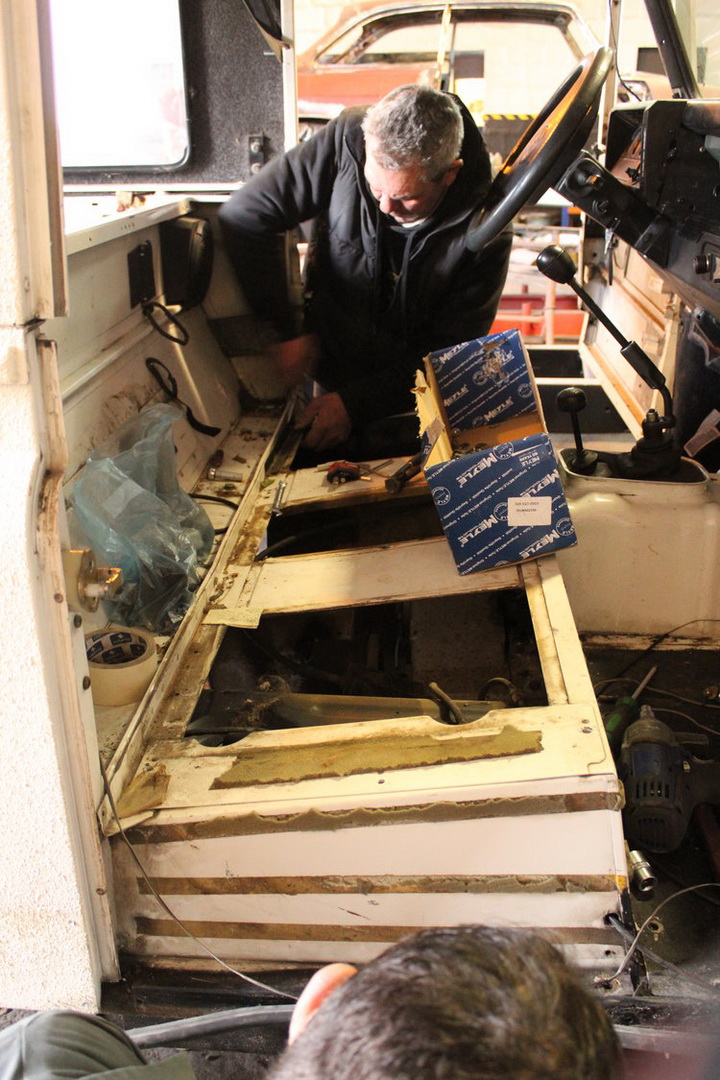 Land Rover Defender “Surf Edition” Will Make You Wish It Was Summer In The Northern Hemisphere