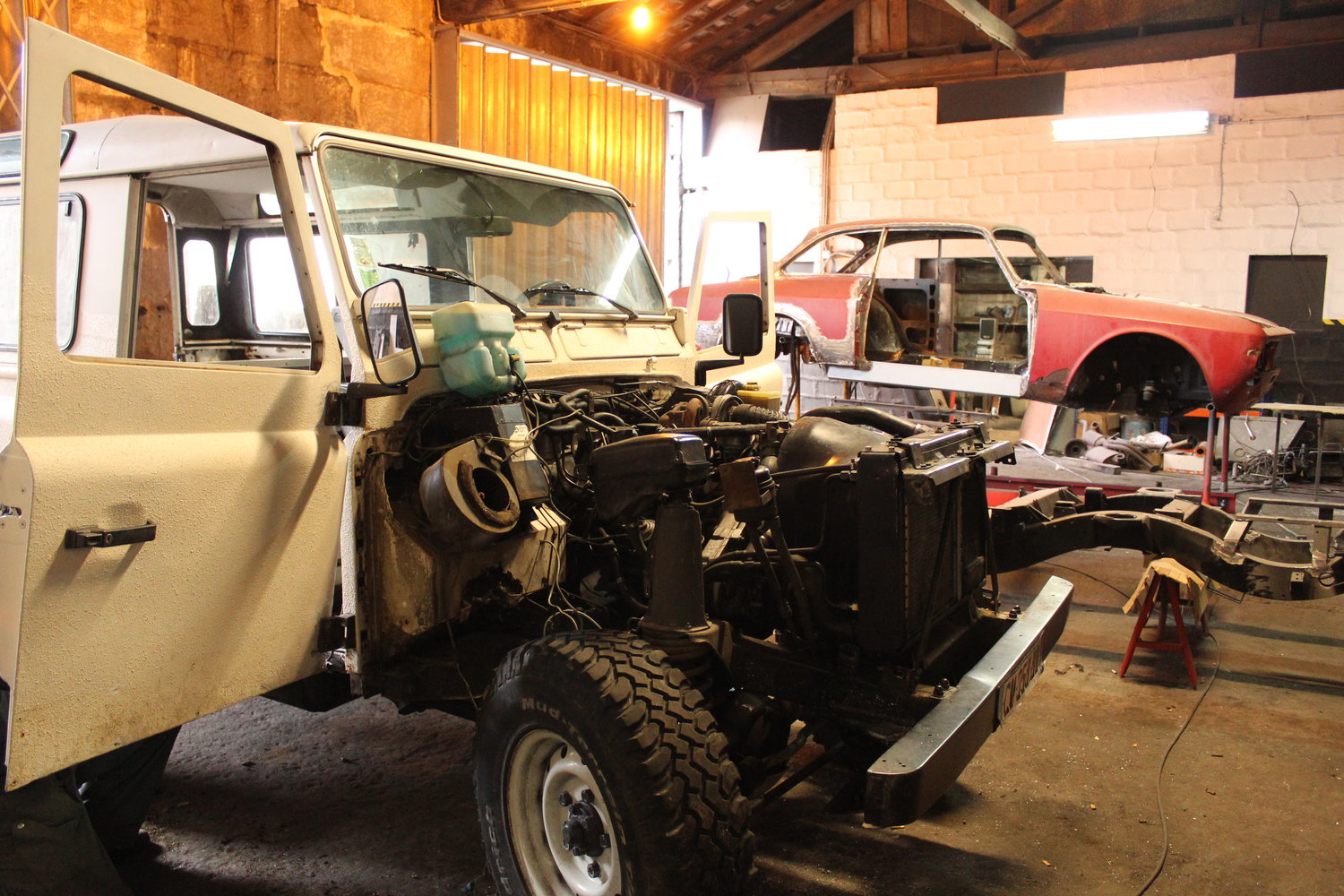 Land Rover Defender “Surf Edition” Will Make You Wish It Was Summer In The Northern Hemisphere