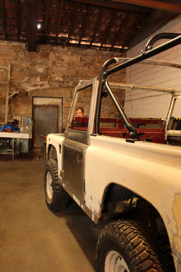 Land Rover Defender “Surf Edition” Will Make You Wish It Was Summer In The Northern Hemisphere