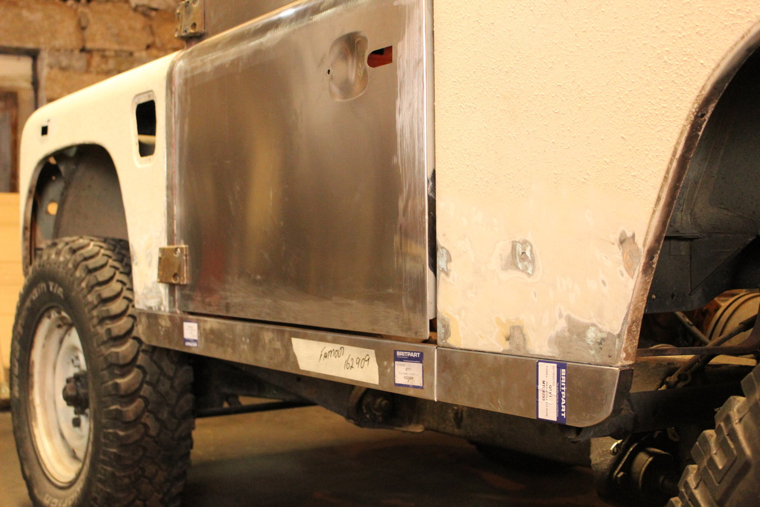 Land Rover Defender “Surf Edition” Will Make You Wish It Was Summer In The Northern Hemisphere