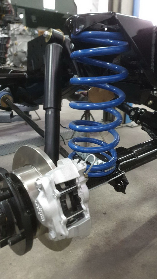 Land Rover Defender “Surf Edition” Will Make You Wish It Was Summer In The Northern Hemisphere