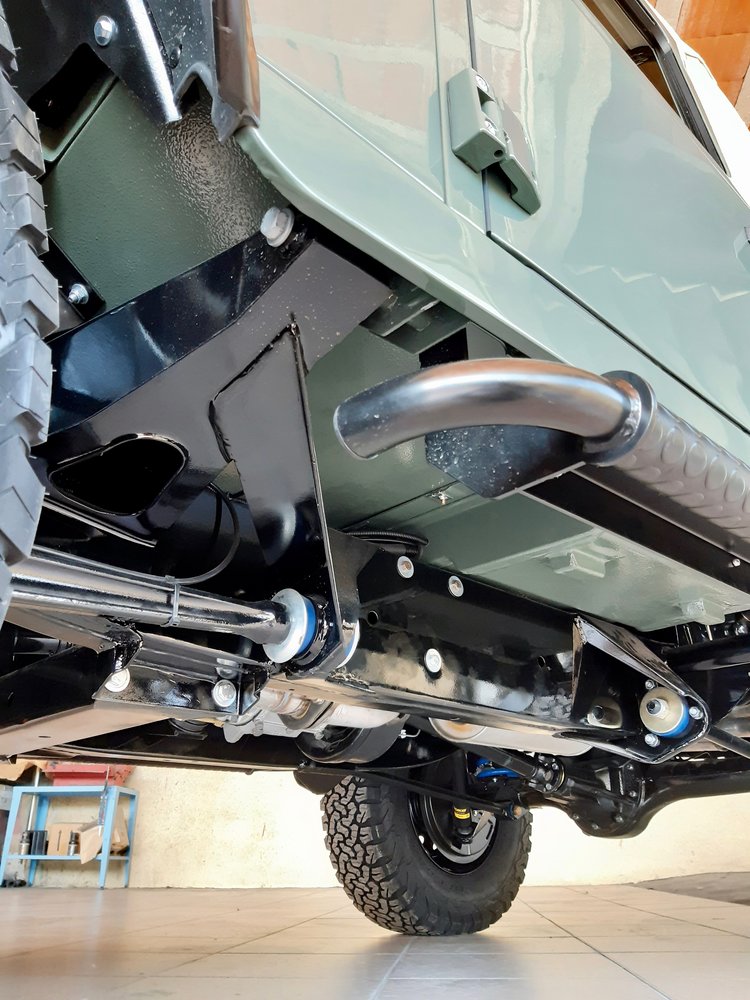 Land Rover Defender “Surf Edition” Will Make You Wish It Was Summer In The Northern Hemisphere