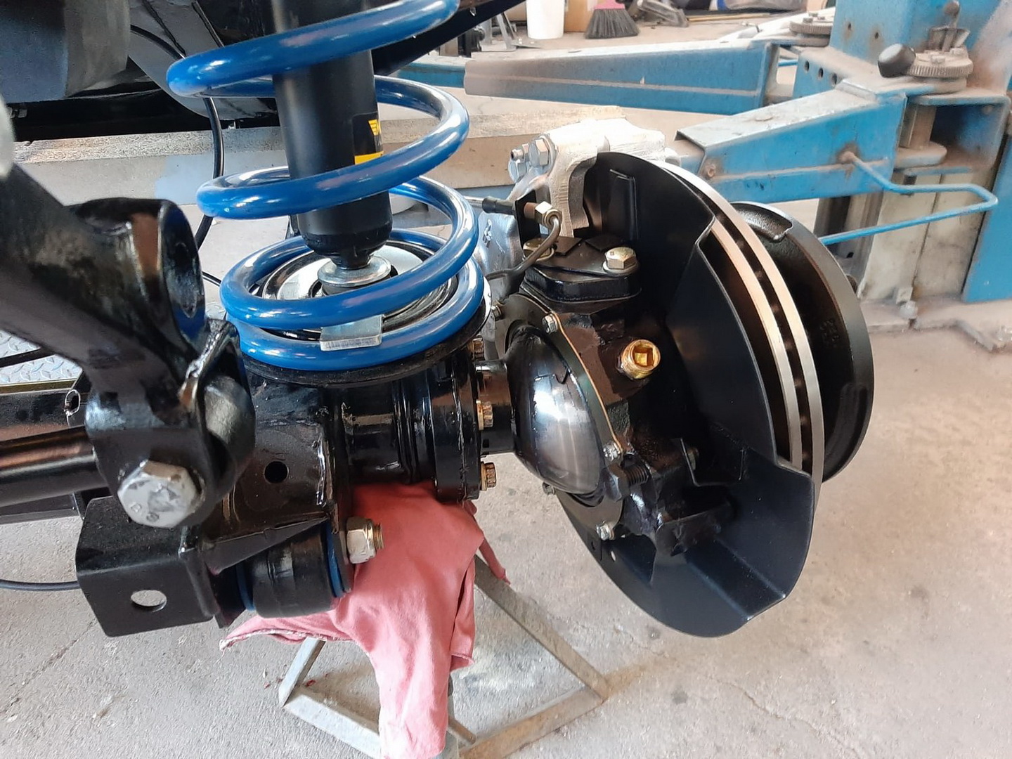 Land Rover Defender “Surf Edition” Will Make You Wish It Was Summer In The Northern Hemisphere