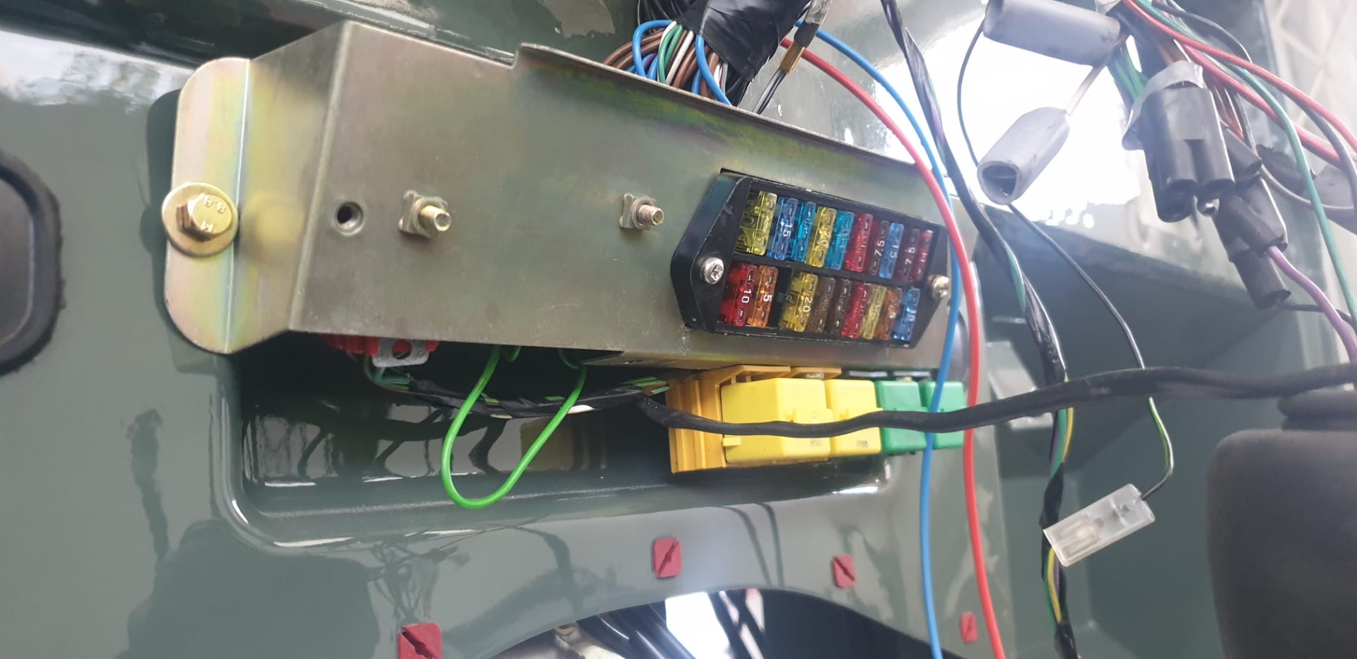 Land Rover Defender “Surf Edition” Will Make You Wish It Was Summer In The Northern Hemisphere