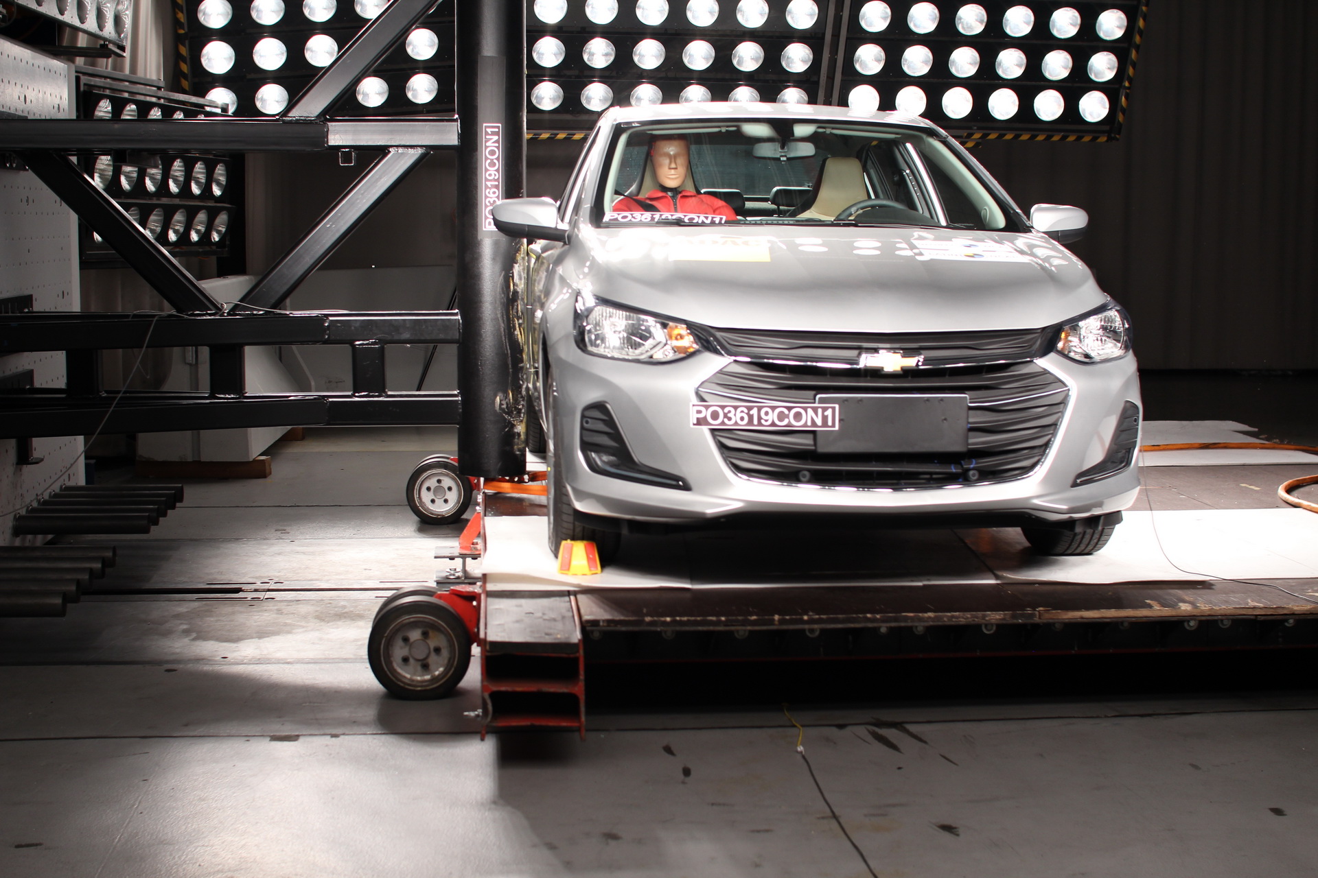 2019 Mitsubishi L200 With No Airbags Gets Crash-Tested Into ZERO Star Safety Rating