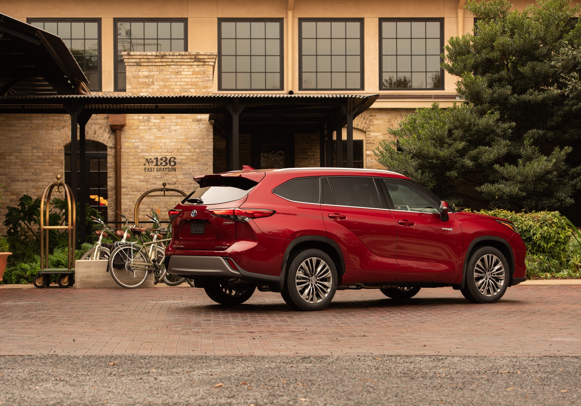 2020 Toyota Highlander Has A Bigger Price Tag To Match Its Larger Dimensions