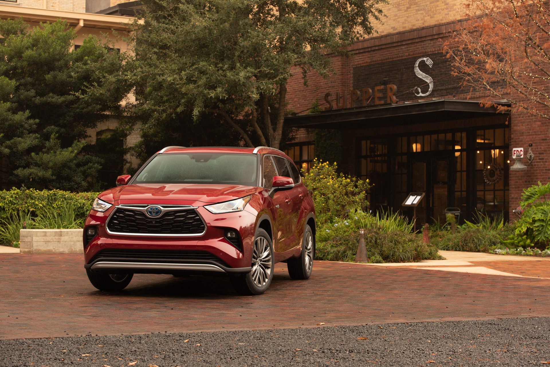 2020 Toyota Highlander Has A Bigger Price Tag To Match Its Larger Dimensions