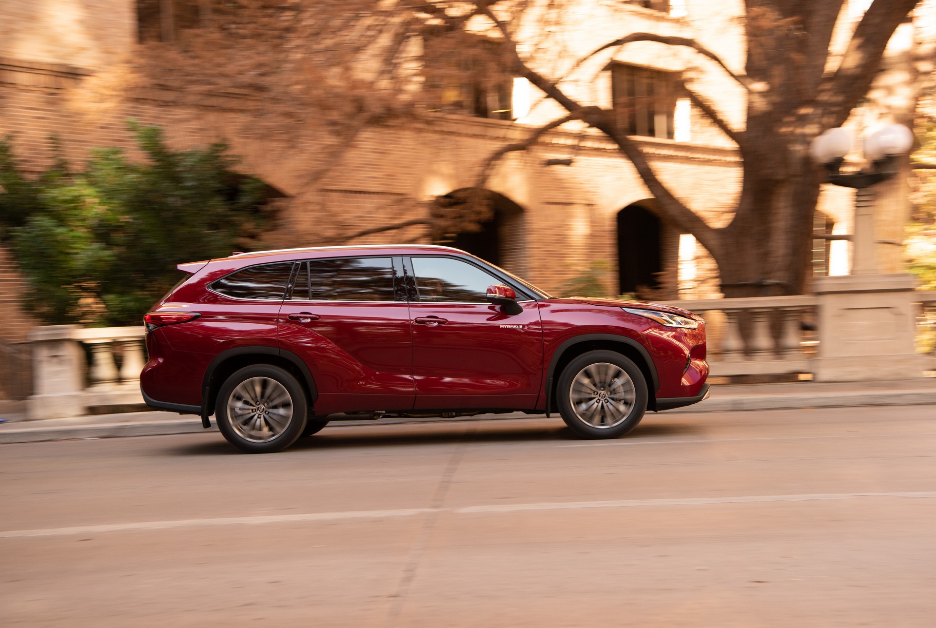 Toyota Wants To Score A Touchdown With 2020 Highlander Super Bowl Ad