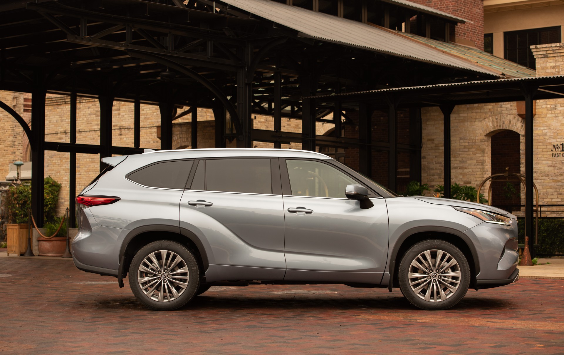 2020 Toyota Highlander Has A Bigger Price Tag To Match Its Larger Dimensions