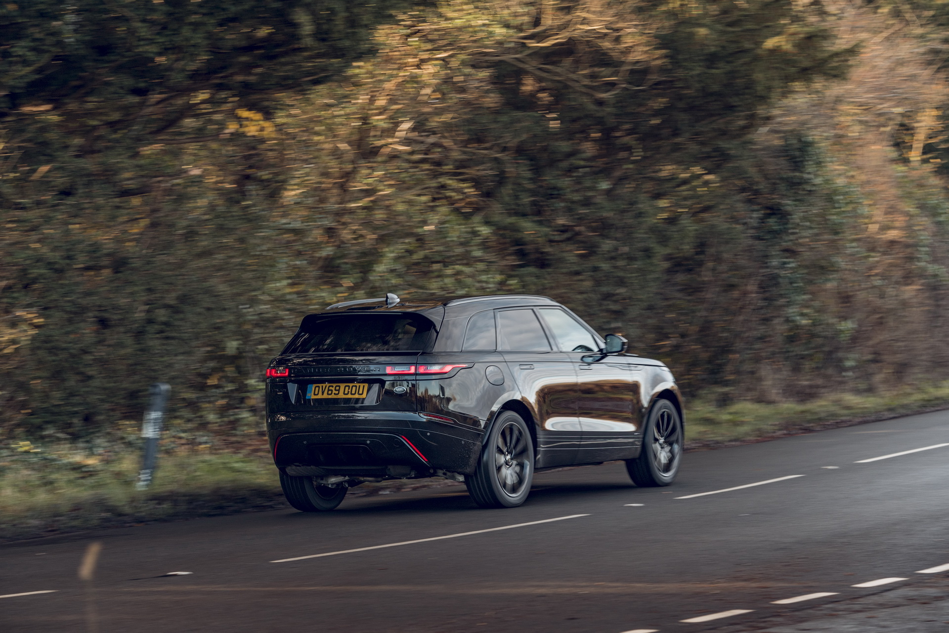 Range Rover Velar R-Dynamic Black Edition Is A UK-Only Affair