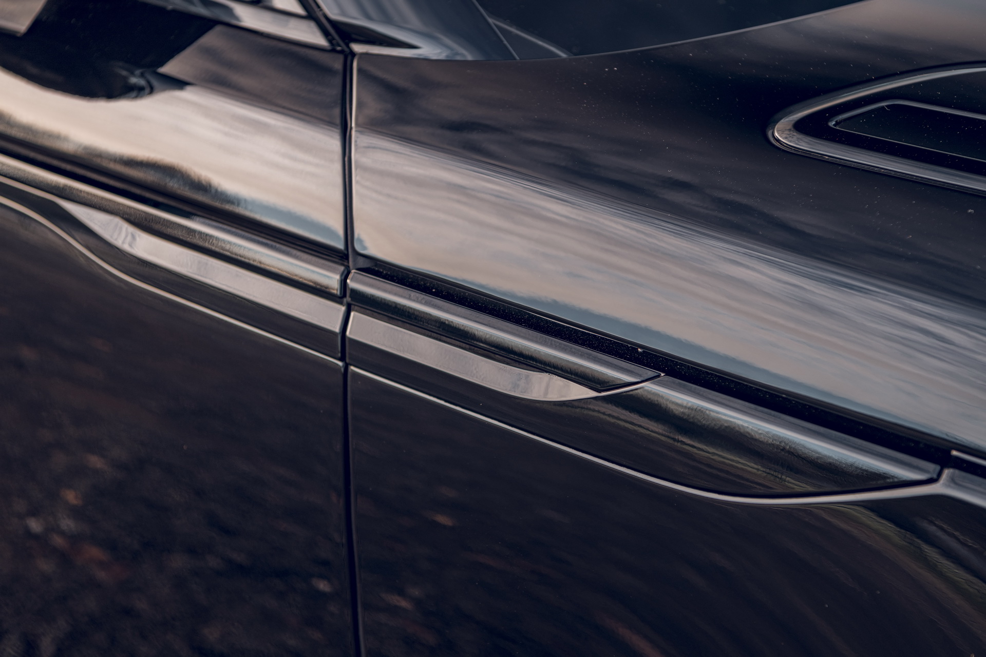 Range Rover Velar R-Dynamic Black Edition Is A UK-Only Affair