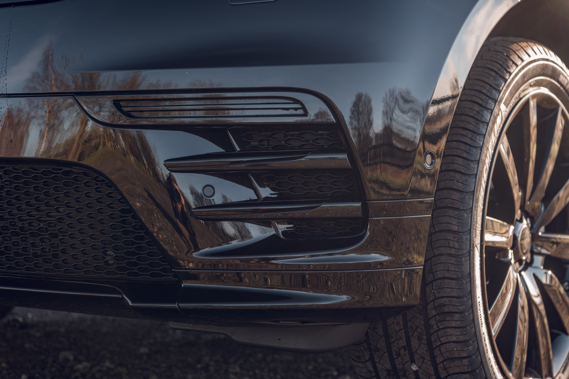 Range Rover Velar R-Dynamic Black Edition Is A UK-Only Affair