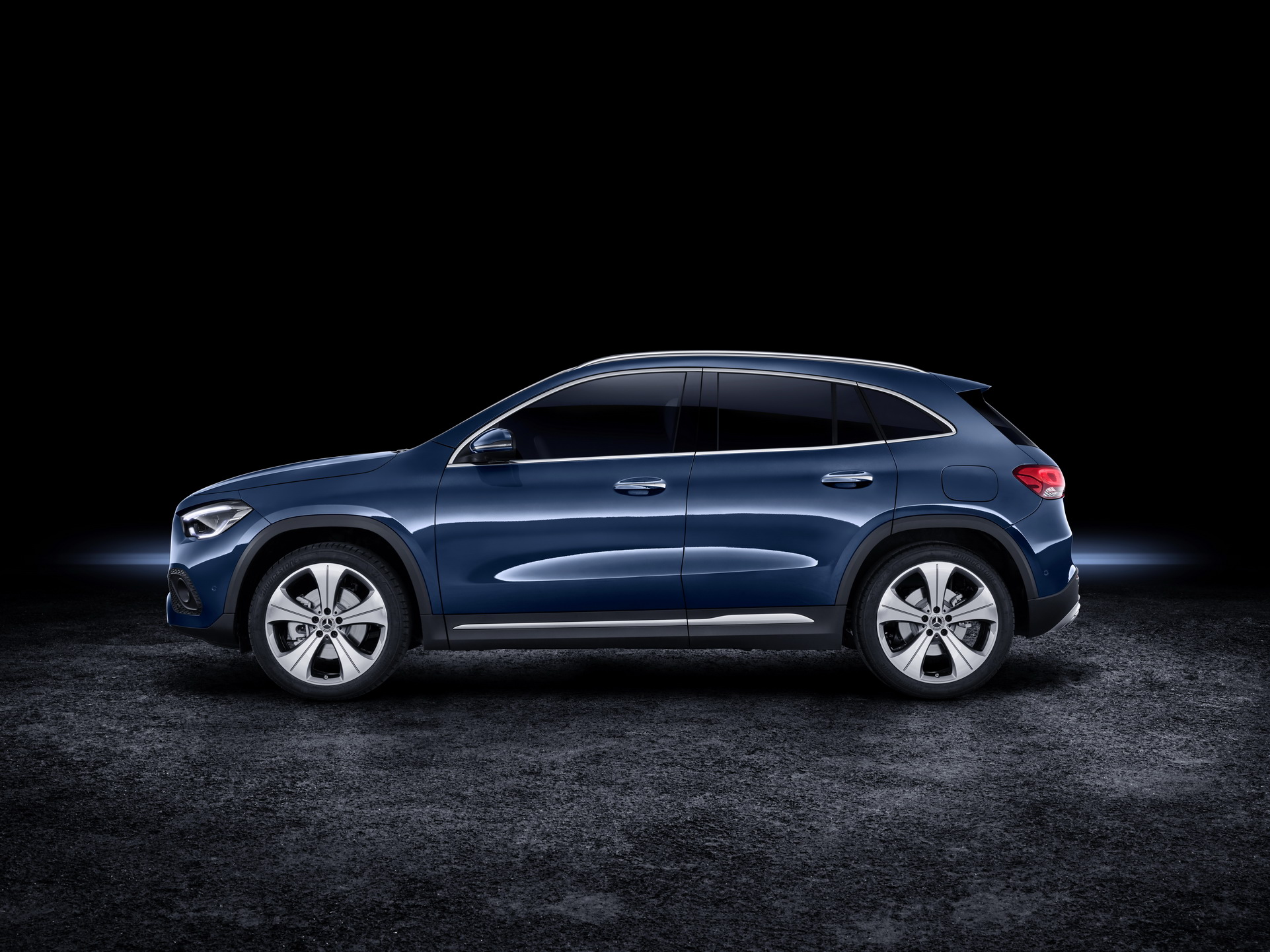 21 Mercedes Benz Gla Is A Curvy And Youthful Little Crossover Carscoops