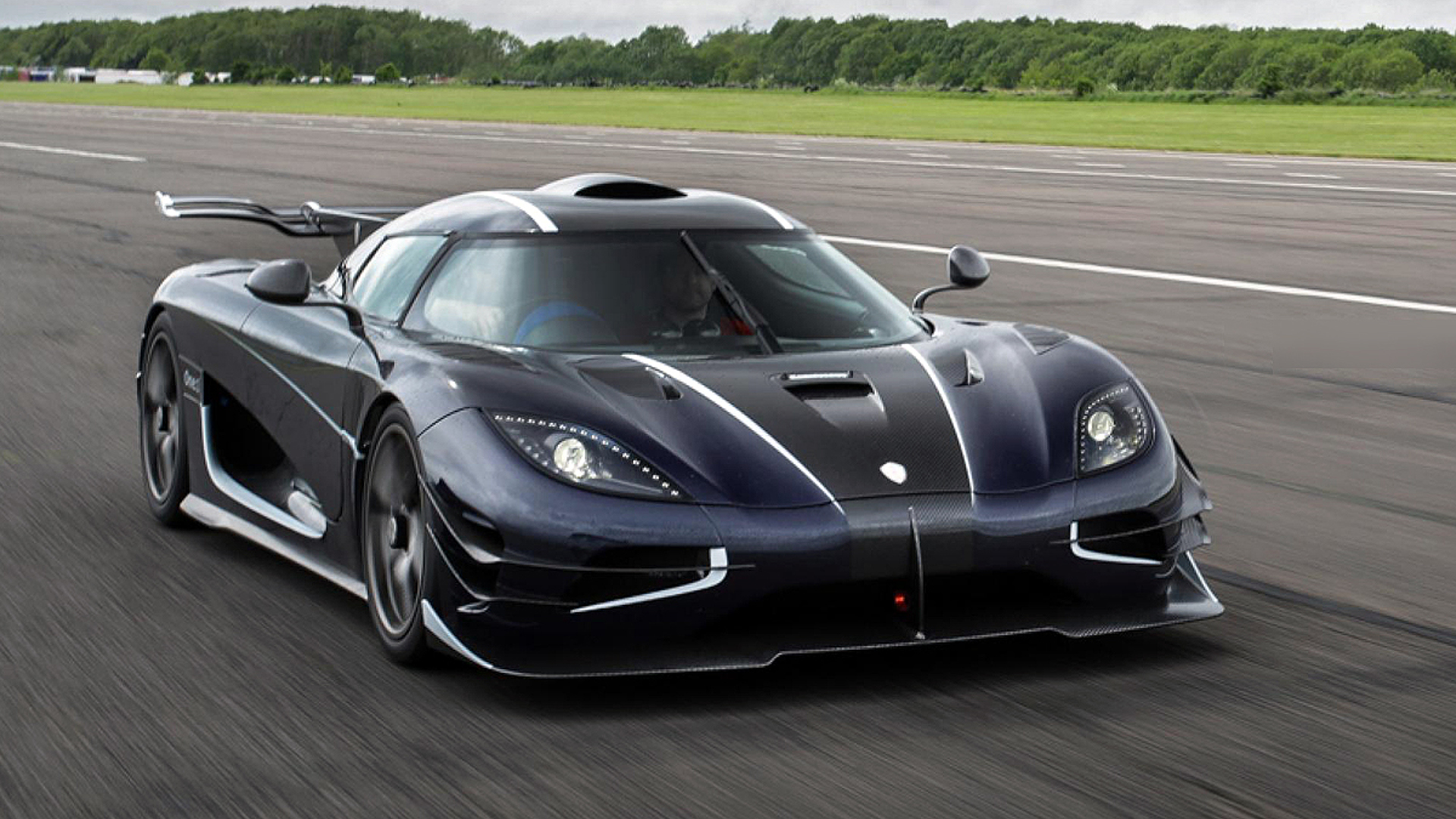 Rare Koenigsegg One 1 Has Eye Watering 7 2 Million Price Carscoops