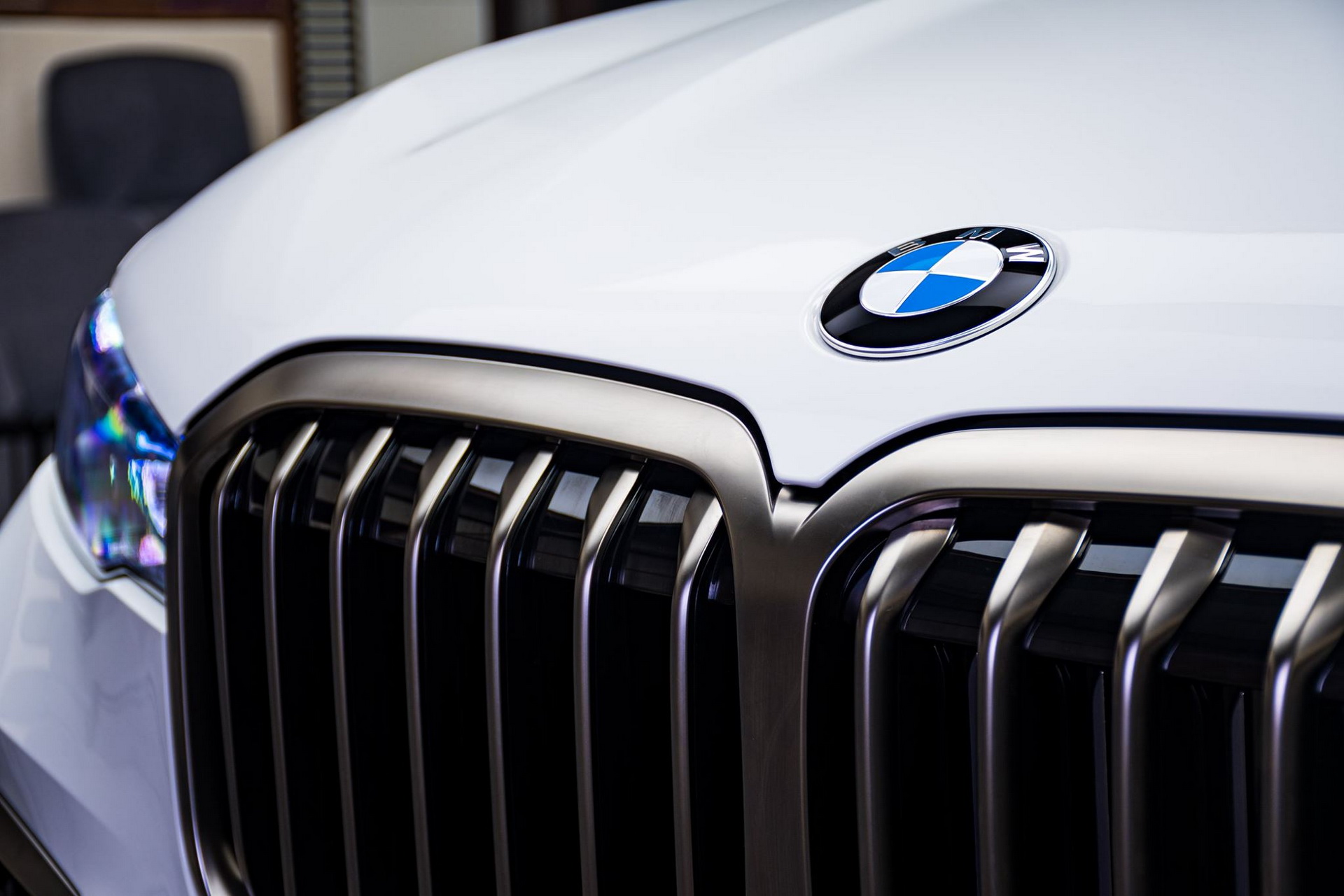 Alpine White BMW X7 M50i Showcased With Tartufo Interior