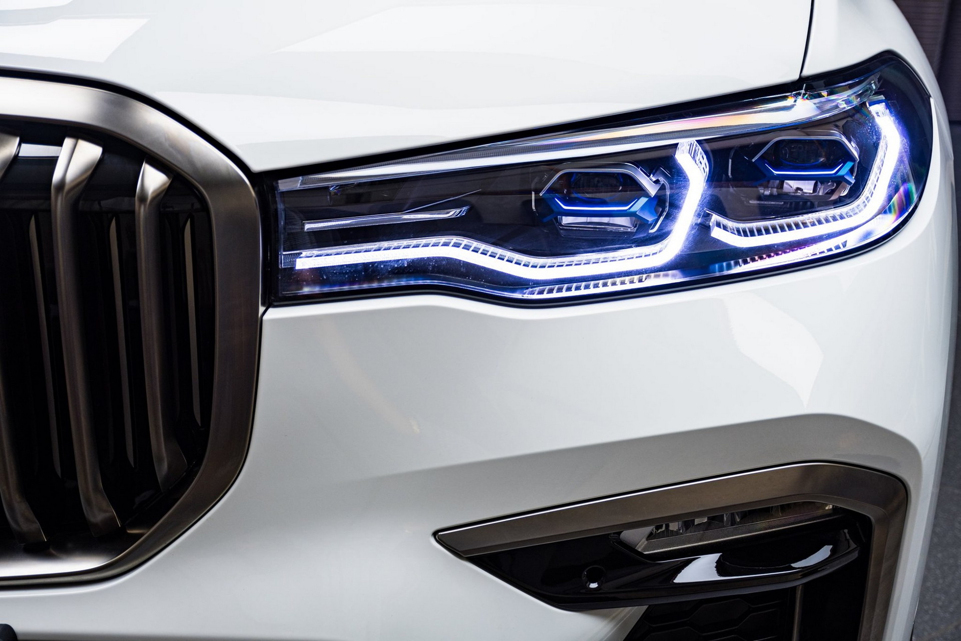 Alpine White BMW X7 M50i Showcased With Tartufo Interior