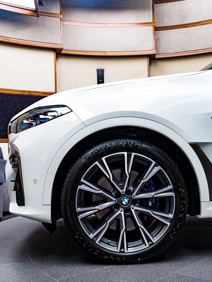 Alpine White BMW X7 M50i Showcased With Tartufo Interior