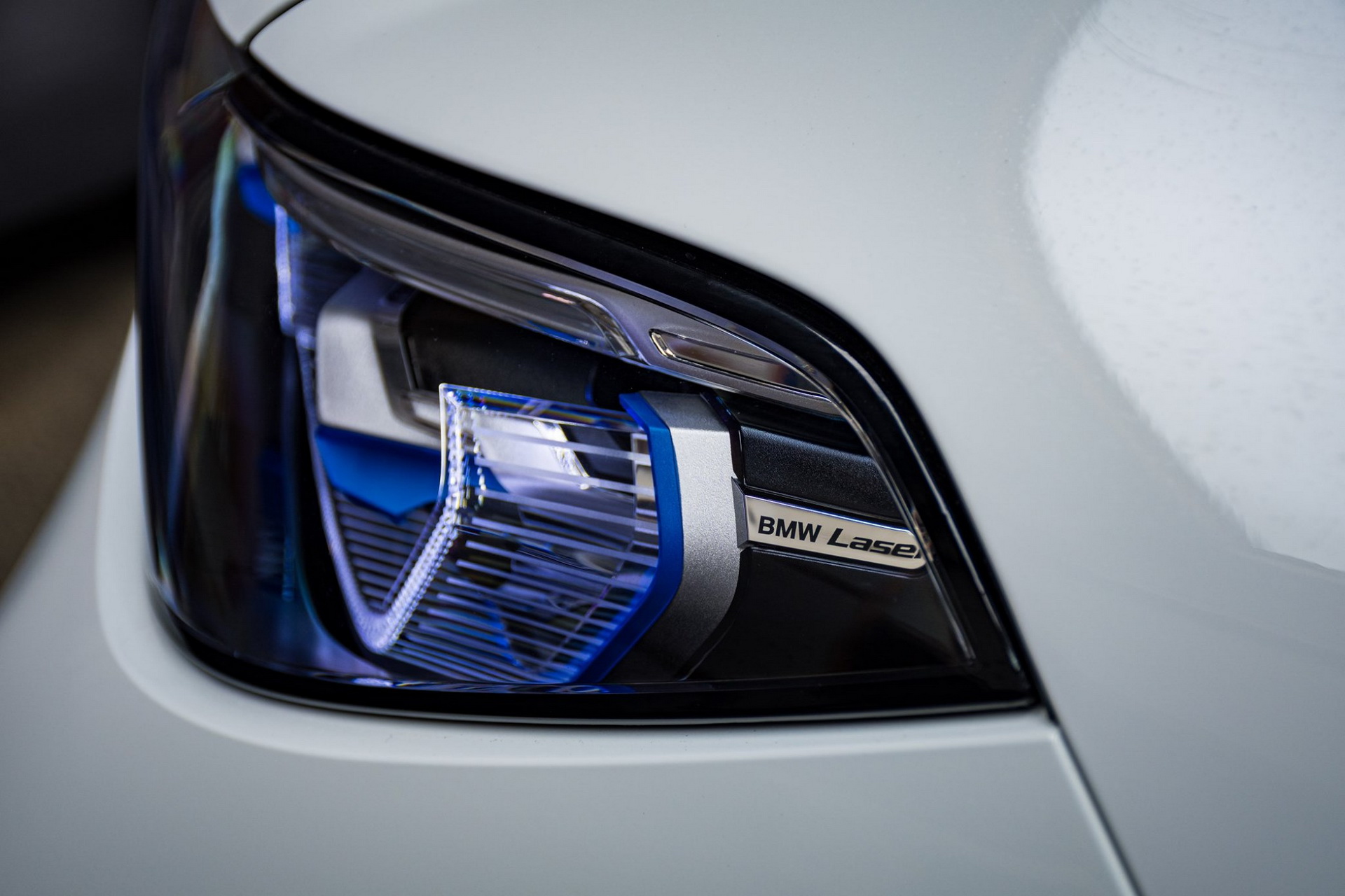 Alpine White BMW X7 M50i Showcased With Tartufo Interior