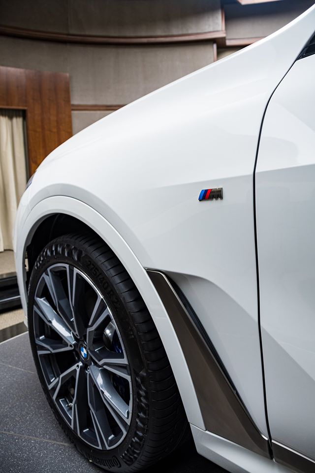 Alpine White BMW X7 M50i Showcased With Tartufo Interior