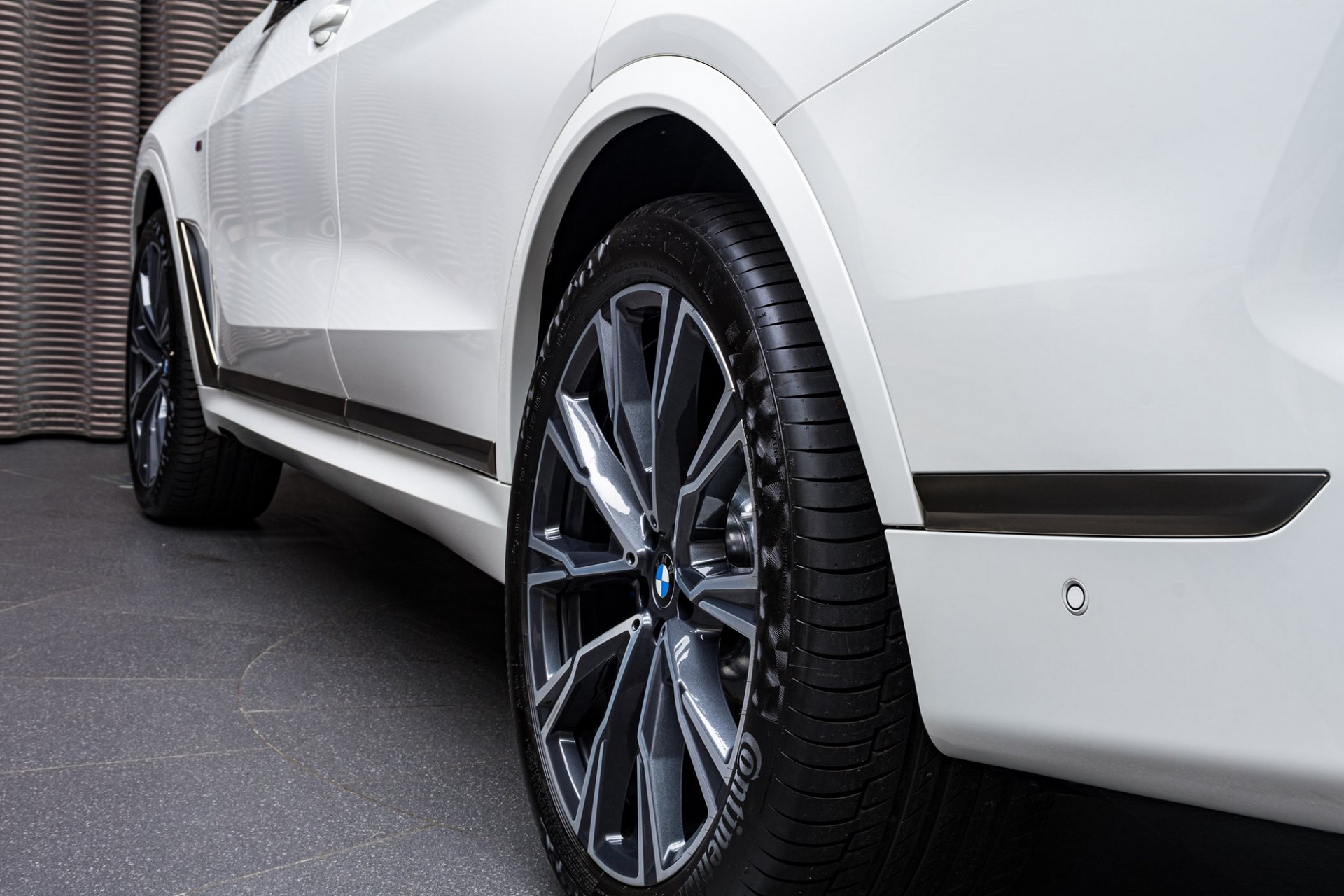 Alpine White BMW X7 M50i Showcased With Tartufo Interior