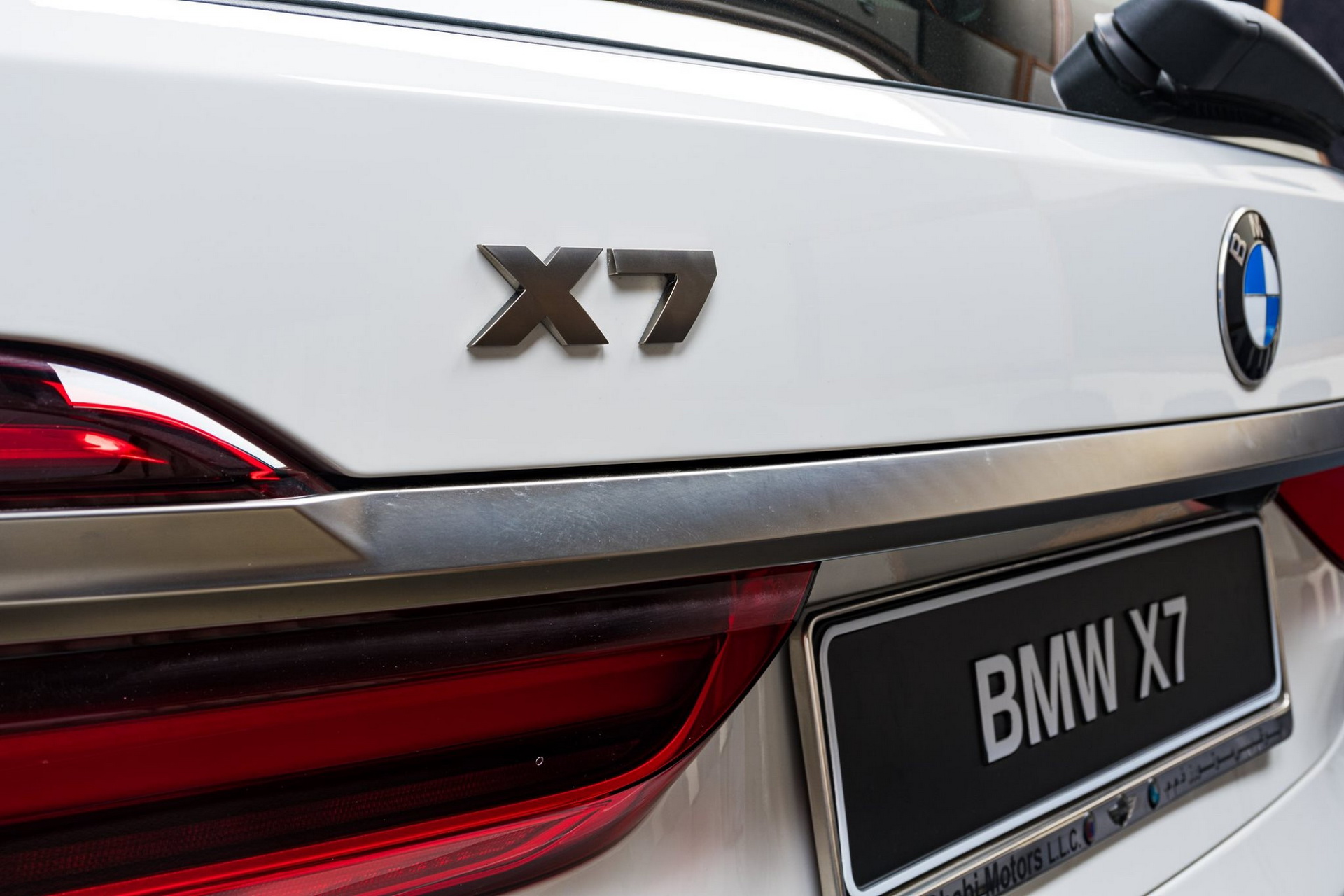 Alpine White BMW X7 M50i Showcased With Tartufo Interior