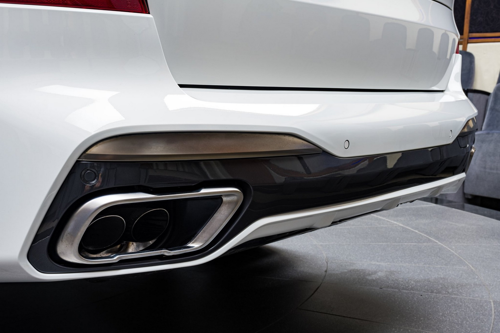 Alpine White BMW X7 M50i Showcased With Tartufo Interior